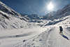 901689_Skiläufer in Winterlandschaft Naturbild in Schnee Sonne Talabfahrt vom Morteratsch-Gletscher