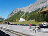 EA-0020_ Pontresina Bahnhof Foto, Touristen im Oberengadin Bergen Ferienort Bahnstation unter Berg