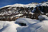 901597_ Winter in Pontresina: eingeschneite Autos unter dicken Schneedecke in Bergen, Schneewehen Foto