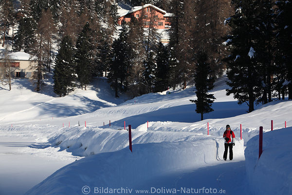 Sankt Moritz Winterweg Schneepfad Foto mit Frau auf Seerundgang