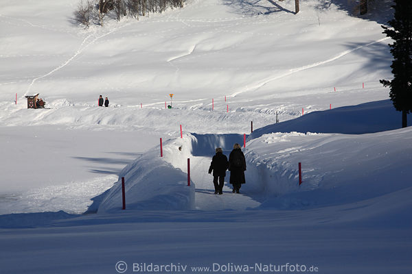 Seeweg Sankt Moritz Winter-Schneetunnel Foto Paare Spaziergang im Winterurlaub