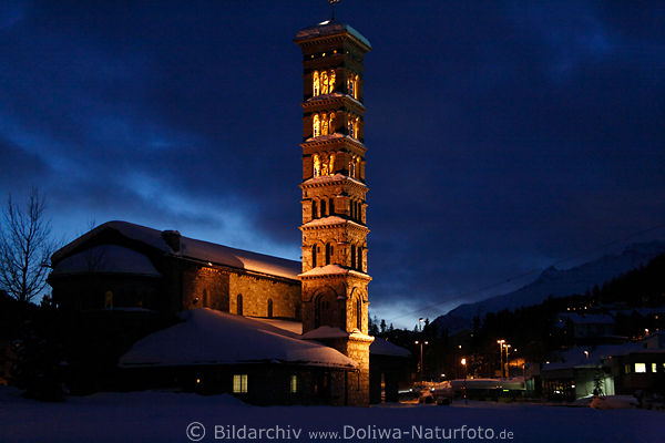 Sankt Moritzer Kirche Nachtlichter Turm Winterfoto am Blauhimmel über Moritzersee