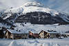901076_ Alpenkurort Celerina Foto Häuser Winter-Panorama in Schnee Schweiz Urlaub auf Hochplateau im Bergdorf Oberengadin