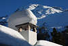 902342_ St. Moritz weiss-blauer Winter Romantik Bild, Schneewehen Schneekapuzen auf Kamin vor Berg
