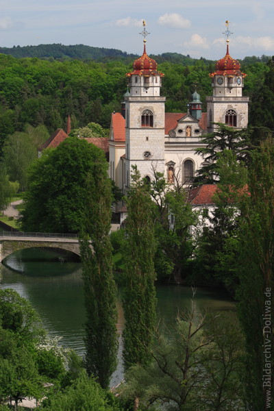 Klosterkirche Rheinau Doppeltrme mit Inselbrcke ber Wasser