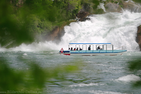 Boot vor Gischt Rhein-Wasserfalls Touristen-Schifffahrt in Neuhausen
