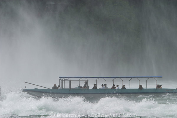 Gischt Bootsfahrt am Wasserfall des Rheins Katarakt