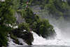 Rhein-Wasserfall Mittelfelsen-Besucher Gischt Wassermassen