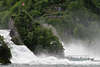 Mittelfelsen des Rheinfalls Boot-Touristen in Gischt des Wasserfalls