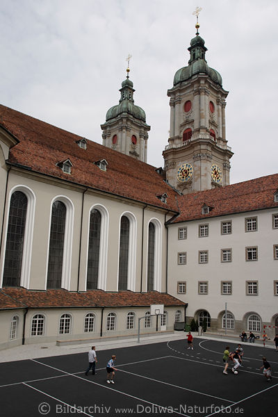 Klosterhof Sankt Gallen Foto Fussballplatz unter Kathedrale Doppelturm
