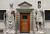 600697_ St. Gallus Kapelle Eingang mit Wächter Skulpturen an Tür, Klosterkapelle in Benediktinerkloster St. Gallen