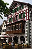 601643_ Stein am Rhein Altstadt historische, tipische Architektur, Holzbalkon mit Fresken in Stadtbild der Urlaubsstadt