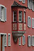 601645_ Historische rote Balkon Architektur mit Fresken Tafeln von Stein am Rhein Stadt Altstadt