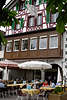 601647_ Stein am Rhein Restaurant Rheingerbe Hotel in historischer Altstadt mit Gästen an Tischen im Freien