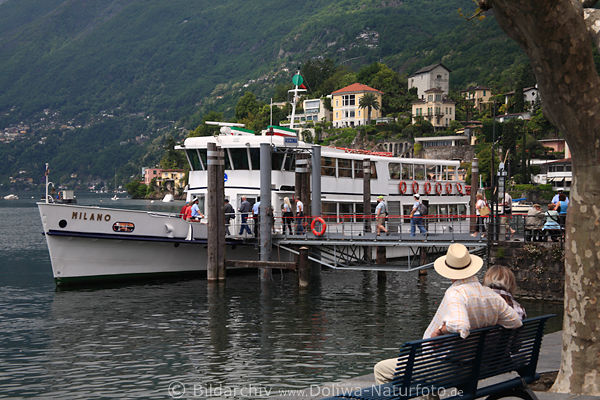 Ascona Seeufer Bild Anlegestelle Schiff Milano Lago Maggiore Promenade Urlaub Paar Bank am Baum