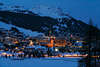 Sankt Moritz Dorfzentrum Blaulichter nächtliche Skyline unter Berggipfel in  Winterlandschaft Reisebild