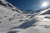 Schnee Winterlandschaft Naturbild mit Sonne Skiläufer Talabfahrt von Morteratsch-Gletscherzunge