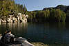 710030 Adersbacher See stille grne Natur zwischen Sandfelsen, Menschen Paar in Wasseroase am Seeufer