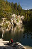 710017 Frau am Seeufer von Adersbacher See stiller Natur Oase an Felsen in Wasser