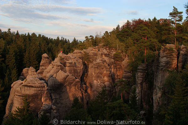 Prachovske skly bizarre Felsenstadt Foto Sandsteintrme in Rotlicht Felsenkomplex Kletterer