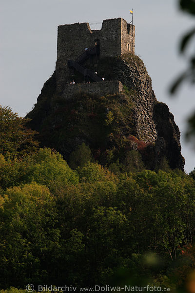 Burgruine Trosky Turm Felsen Baba (Gromutter) Foto mit Aussichtsterrasse Touristen