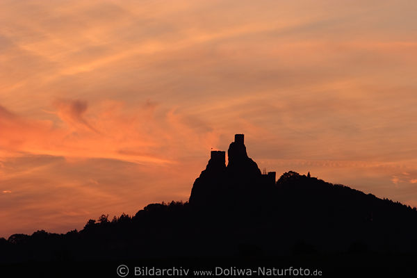 Silhouette Burgruine Trosky Trme am Hgel Foto vor Rothimmel markante Burgreste