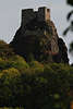 710109_ Burgruine Trosky Turm auf Felsen Baba (Großmutter mit Touristen unter Aussichtspanorama in Foto