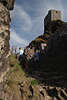710126_ Touristen auf Burgruine Trosky zwischen Burgmauern hochsteigen zum Turm auf Panna Felsen Foto