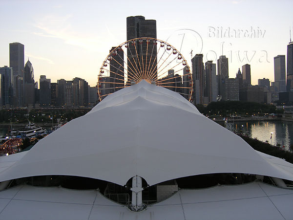 Chicago Dom Hallendach Karussell Rad vor Wolkenkratzer-Skyline Foto ber Hafen Michigansee