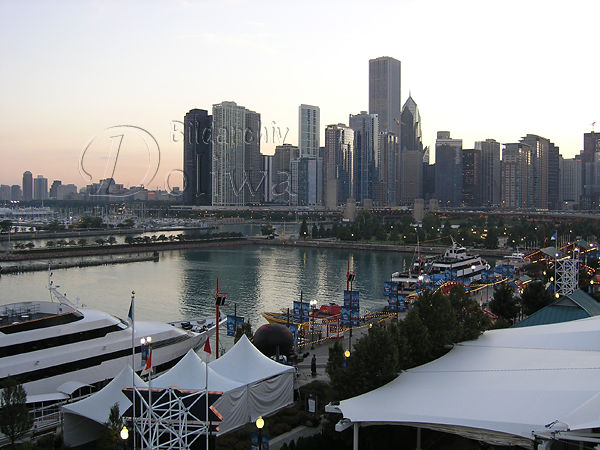 Chicago Hafen am Michigansee Bild Ausflugsschiffe am Wasser mit Wolkenkratzer Skyline