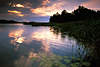 Sonnenreflexe in Abendstimmung, Spiegelung in Wasser an Staswinka-Mündung zu Wojnowosee (Hessen See)