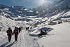 Wanderpaare auf Schneeweg ins Tal Morteratsch-Gletschers Naturbild Winterlandschaft-Romantik in Sonne