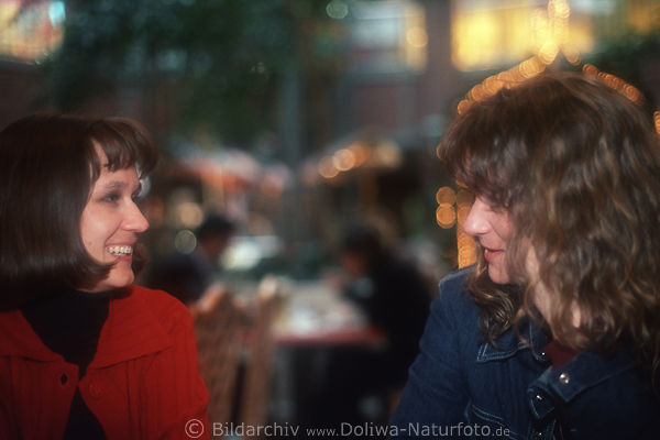 Frauen Kaffeeklatsch im Caf Mdchen Paar lachende Mdels Gesprch