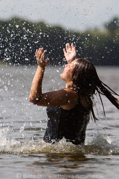 Nixe Wasserfreude in Tropfen Wassernixe Seenixe Foto Mdchen Wasserspiele Badespass in Spritzwasser
