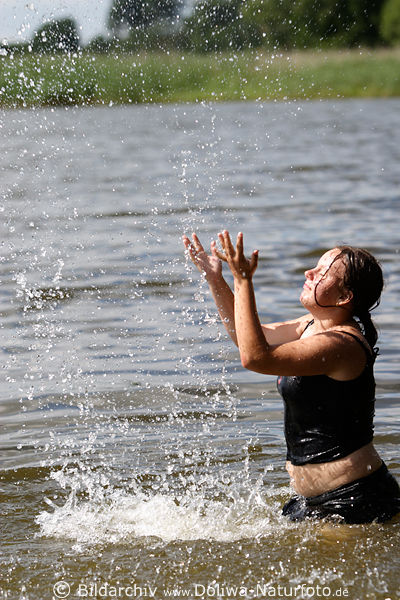 Mdchen Glcksgefhle in Wasser Ssswasser See Sonnenscheinbaden am Seeufer
