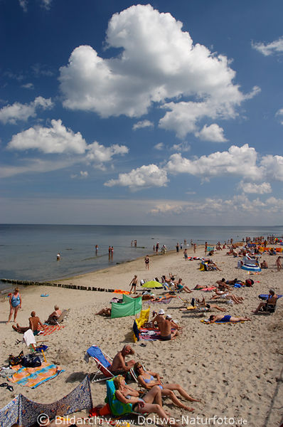 Sonnen baden an Ostseestrand, Frauen in Liegesthlen auf Badestrand der Ostseekste