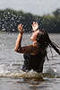 56917_ Wasser Freude - Mädchen bei Wasserspass & Wasserspielen im See, Badespass in Spritzer