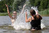 Planschen plätschern in Wasserspitzer Foto Frauen Paar Badespass am See in Spritzwasser