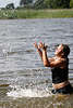 56953_ Mädchen Glücksgefühle in Süsswasser Tropfen & Sonnenschein am Seeufer