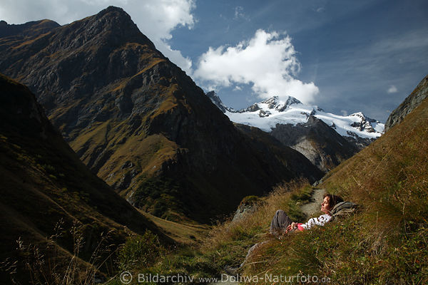Mdchen am Bergpfad liegen in Bergkulisse Naturbild