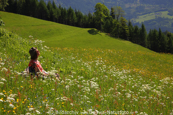 Frau Naturportrt Blumenwiese wei-gelb Bltenfeld Berghang Grngras sitzend
