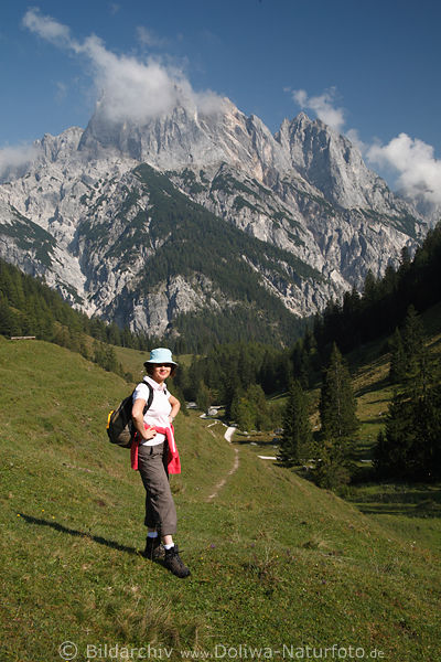 Bergwanderin Frau im Wanderkleid grne Alm imposante Felsberge Talblick
