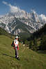 913315_Bergwanderer Frau im Wanderkleid Photoportrt auf Alm vor imposanten Felsbergen & grnem Talblick