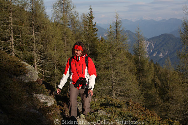 Mdchen Fussmarsch in Alpen Berggelnde Wanderin