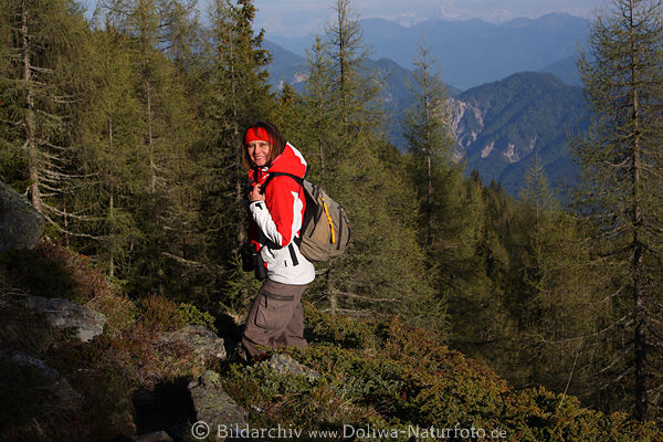 Frau Wanderin lcheln im Marsch Naturweg in Alpen schne Bergpanorama
