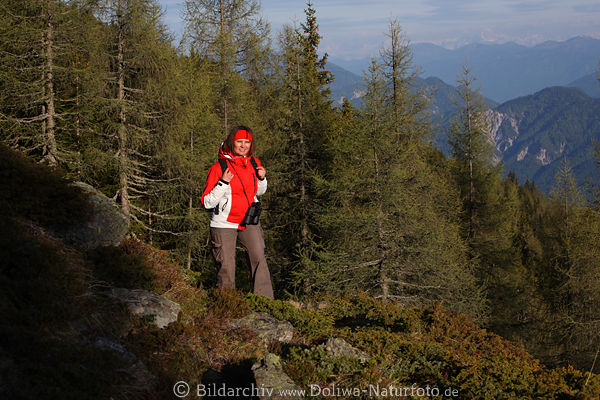 Wanderin Naturpfad in Alpen Bergpanorama Frau Bume Mdchen in Rot Bergweg gehen