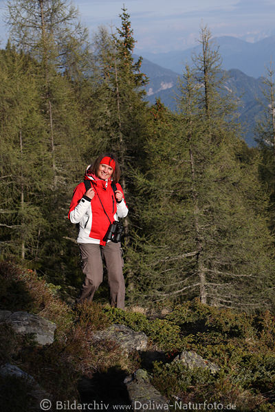 Mdchen Wanderlust in Alpen Natur hbsche Frau in Rot Marsch-Portrt mit Bergsicht