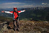 Wanderin Bergfreude Foto Mädchen ausgestreckte Hände vor Tal Panorama Sicht