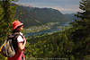 1202760_Bergwandererin Naturporträt in Rothut Mädchen Seekulisse Bild schöne Aussicht Naturerlebnis