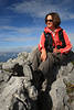 Wanderin Gipfelsitz auf Felsen lächelnde Frau sonnen vor Himmelsblau